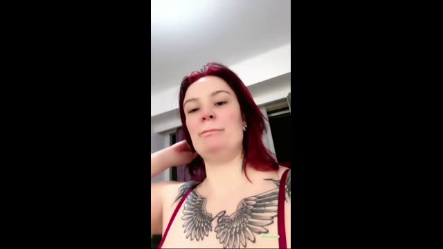 Arzu Yilmaz İfşa Videosu · Kırmızı Dantelli Gecelikle Göğüs Açıyor