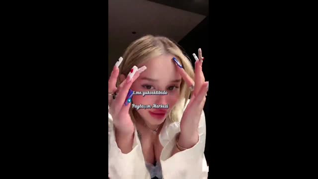 Naz Elbir: Beyaz Sweaterla Kalça Sallıyor | HD İzle